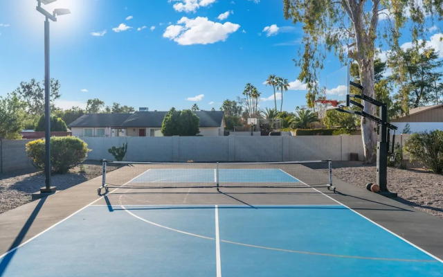 Pickle Putt Retreat Pool Pickleball Putt Grn