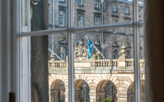 Parliament Sq (apt 10 ) Royal Mile