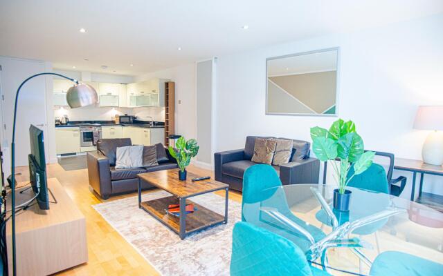 Spacious One Bed Apartment w Balcony in Farringdon