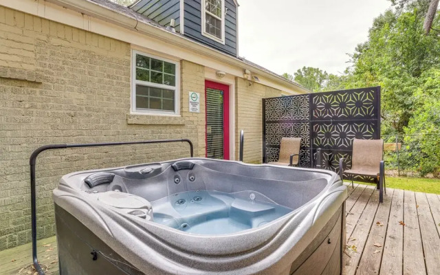 Pet-friendly Home w/ Hot Tub in Atlanta!