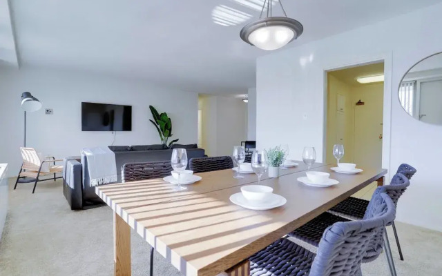 Spacious 2BR Apartment in Crystal City