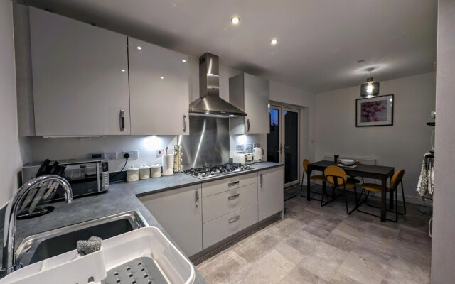 Charming 4-bed House in Newport