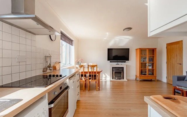 Luxury 2 Bed Room Lake View Apt Bowness Parking