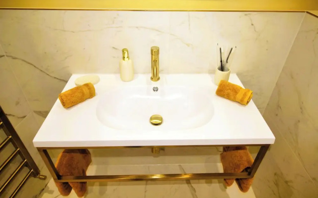 Berwick - Very High End - Sleeps 4 -By The Station