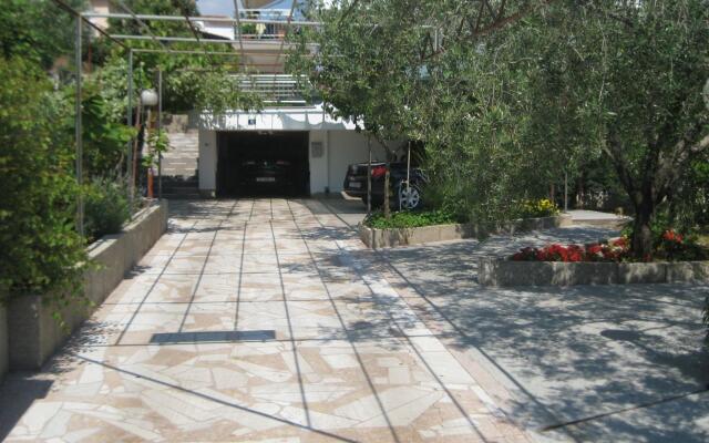 Ljuba - Nice Garden - A4