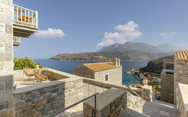 Trapela Limeni Luxury Suites