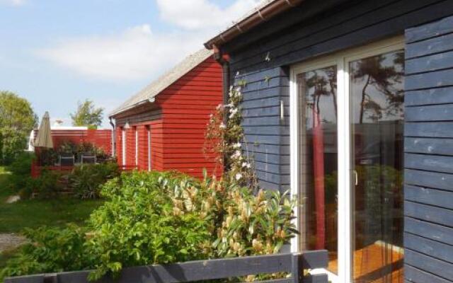 Roter Bungalow am Strand _50m_ _ O