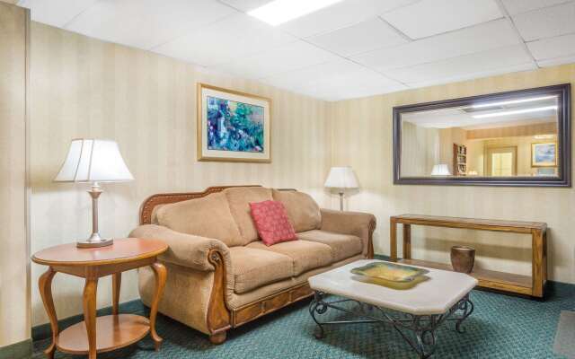 Super 8 by Wyndham Bentonville