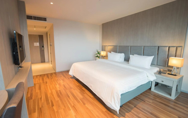 New Season Square Hotel