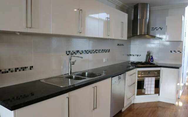 Elegant 2 Bedroom House in Inner City Oasis