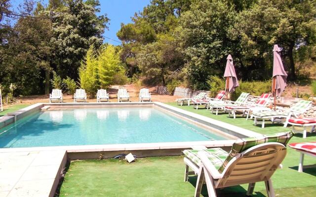 House With 6 Bedrooms in Vaison-la-romaine, With Wonderful Mountain Vi