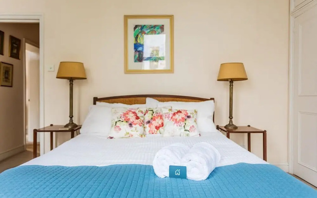 Bright, Elegant, and Peaceful Kensington Apartment - BAR