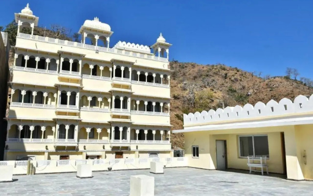 Palace Rajkumbha by Howard