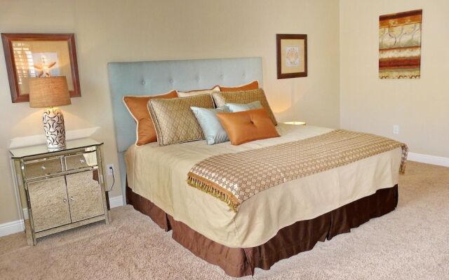 Luxurious Esplanade Condo Overlooking bay