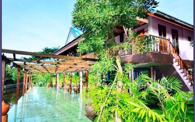 Aioun At Amphawa