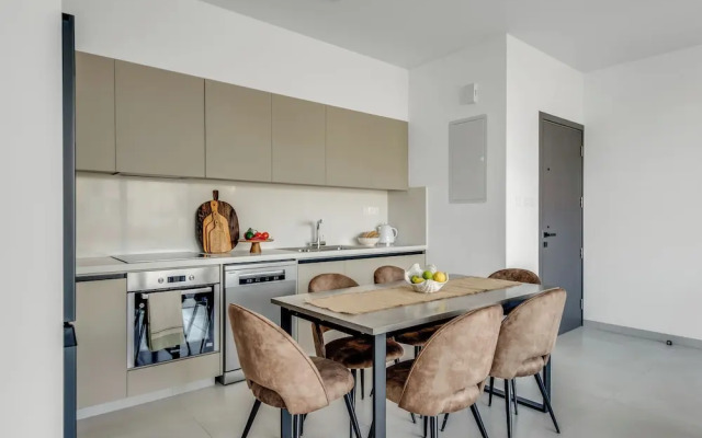 Sanders Elgio - Delightful 2-bdr Apt With Balcony