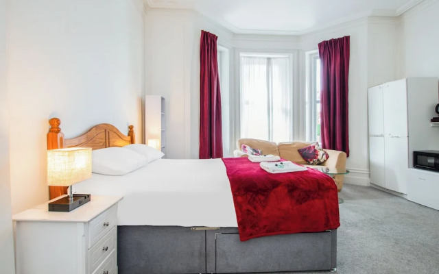 OYO The Lodge Bournemouth