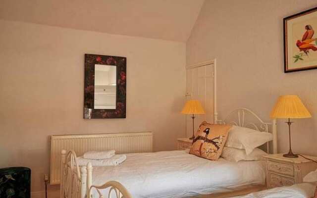 Vintage Holiday Home in Worcestershire With Jacuzzi