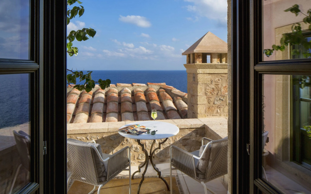 Moni Emvasis Luxury Suites