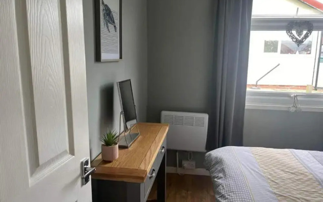 Seasideescape-2br-sleeps4-parking-petsok-fireplace