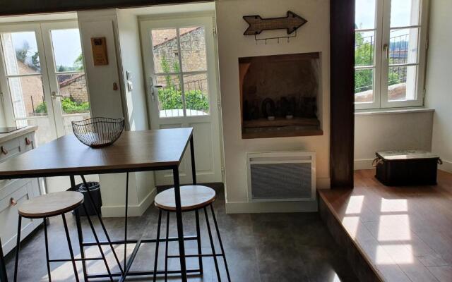 Studio meublé au pied de la cité médiévale