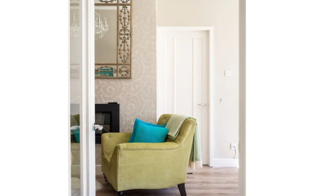 Stunning 1BR Apartment in Central York W/parking