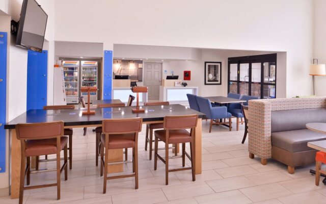 Holiday Inn Express Farmington - Bloomfield by IHG