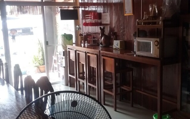 Arunrat GuestHouse - Hostel