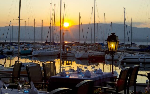 La Riviera Victoria