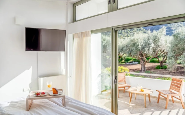 Lefkon Villa With Pool by the Sea - N Peloponnese