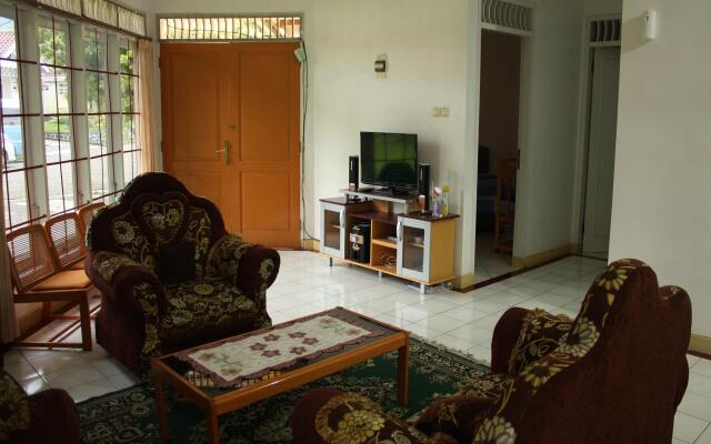 Villa Kota Bunga Ade