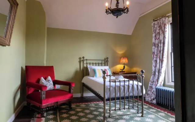 Stunning 4BD Home in Worcestershire