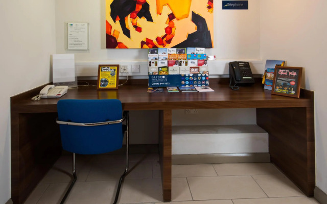 Holiday Inn Express WARWICK M40, JCT.15