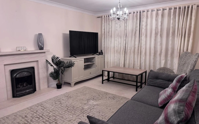 Spacious 4Bd House With Character In Coventry