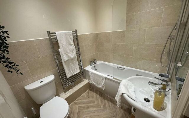 Charming 2-bed Apartment in Danbury, Essex