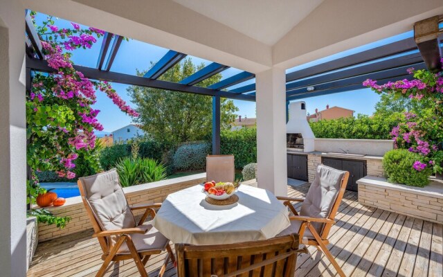 Nice Home in Liznjan With Wifi and 4 Bedrooms