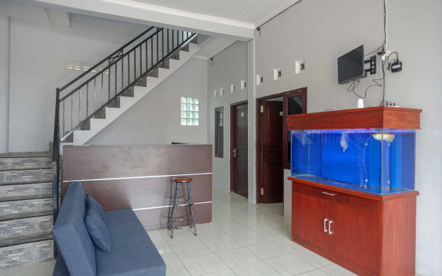 RedDoorz near Patung Kuda Solo Baru