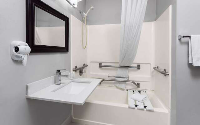 Days Inn & Suites by Wyndham Sellersburg
