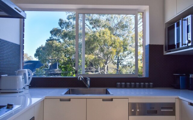 Sun-drenched 1 Bed Studio Apartment In Newtown