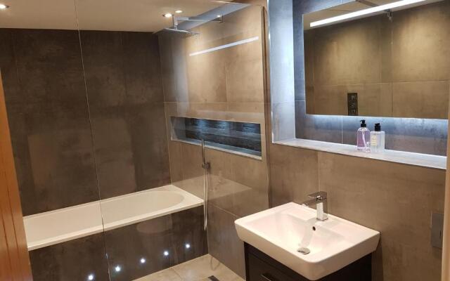 Central Windermere Luxury two bed Apartment Dog Friendly