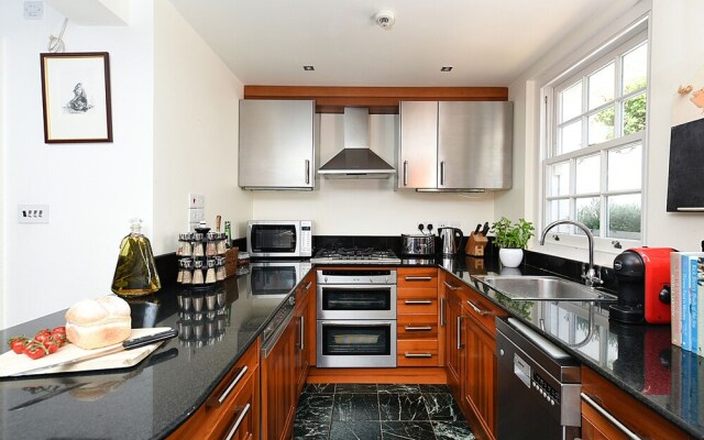 Stylish 2BR Home in Notting Hill