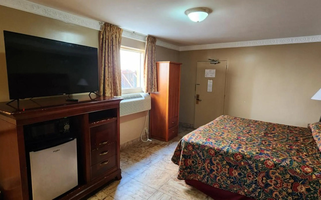 Townhouse Inn & Suites