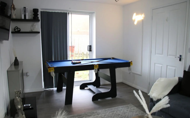 3 Bedroom House Close to City Centre/ Free Parking