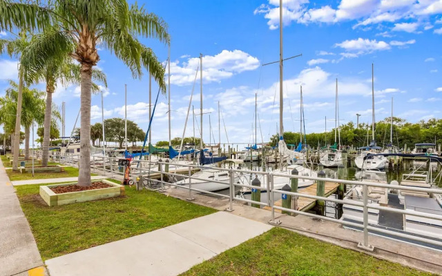 NEW Canopy Cabana Luxury Downtown Apt