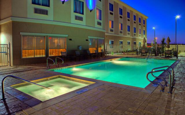 Holiday Inn Express & Suites Cotulla by IHG
