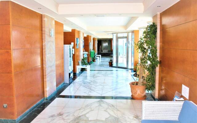 1st Line Daniya APT - Solarium Terrace & Pool