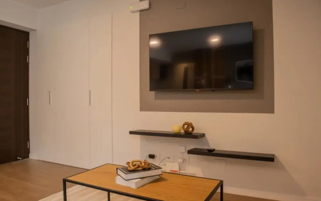 w Inviting 2BR w Balcony in Lively Miraflores