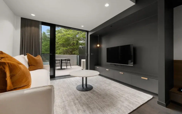 Modern Braddon Studio With Parking