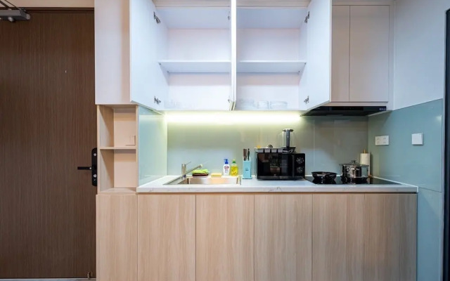 Happy Light Apartment in the Cardinal Court