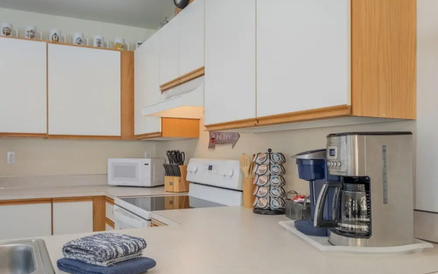 Alpine Family Haus 2 Bedroom Condo by NW Comfy Cabins by RedAwning